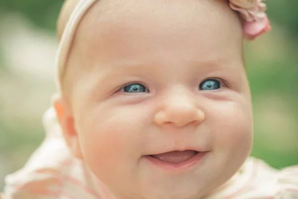 赤ちゃんの幸せな笑顔します。幸せな女の子の赤ちゃん。健全な成長と発展をお楽しみください。将来的に長く健康にアクティブに — ストック写真