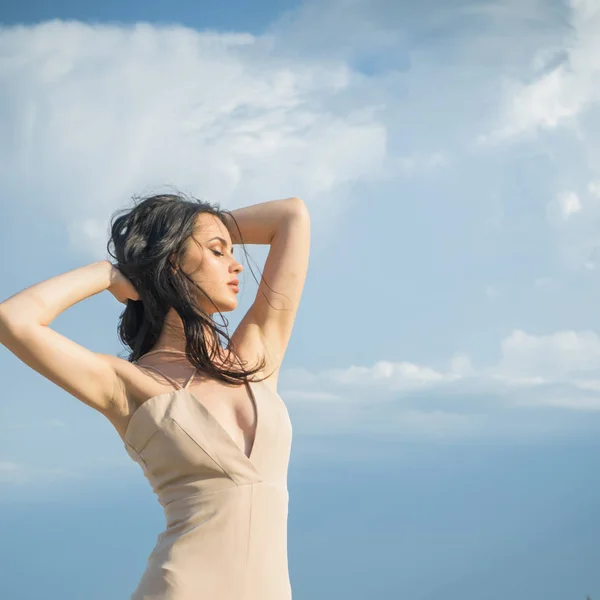 Menina bonito feliz ao ar livre. Salão de beleza e cabeleireiro. Retrato de moda de mulher sexy. Menina bonita com cabelos longos morena. Maquiagem cosméticos e cuidados com a pele, espaço de cópia. Beleza e moda — Fotografia de Stock