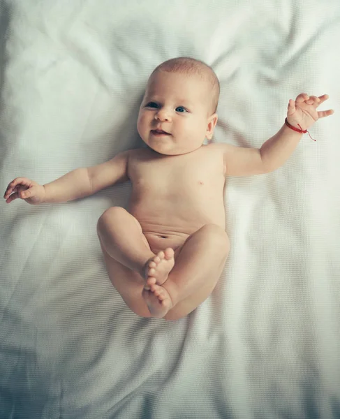 Glückliches Neugeborenes. Baby Mädchen oder Junge glücklich lächelnd. Babypflege für Neugeborene. Routinemäßige gynäkologische Versorgung für die Gesundheit von Frauen. Geburtshilfe und Gynäkologie. Jede Frau braucht einen Frauenarzt, dem sie vertrauen kann — Stockfoto