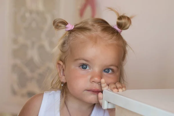 Os meus segredos de beleza e cabelo. Criança adorável com cabelo loiro. Menina pequena com rabo de cavalo de coque. Pequena criança usar penteado engraçado. Penteado de meninas extravagantes. Cabeleireiro para crianças. Estilo de cabelo bonito — Fotografia de Stock