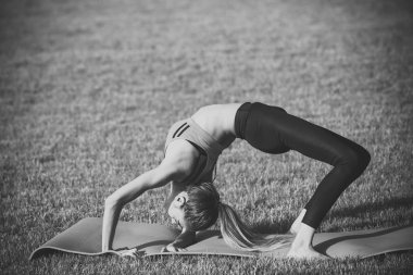 Yeşil çimenlerin üzerinde spor eğitim sporcumuz