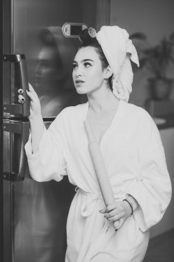 Seksi Bayan düşünceli yüz buzdolabı açılış.