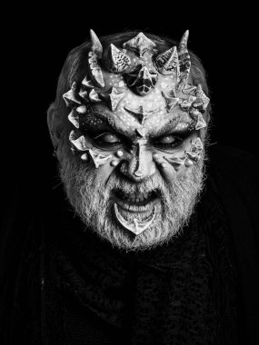 Toprak sana diken ve boynuzları ile canavar