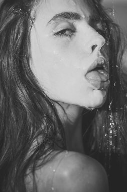 Bal tatlı veya nektar kadının yüzünde. Balmumu maske, kozmetik ve spa olan kadın. Diyet sağlıklı mükemmel cilt ve cilt bakımı tedavisi. Bal doğal organik yüz maskesi. Güzellik ve moda, sugaring.