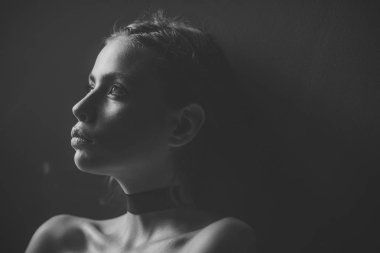 Moda şık kız, makyaj trendi görünümünü. Güzellik ve moda kız. Saç, güzellik kadın. Son saatlerinde yanında bulunanlar ve Cilt Bakımı, Kuaför kozmetik. Rüya ya da düşünme, yalnız yumuşak deri kadınla.