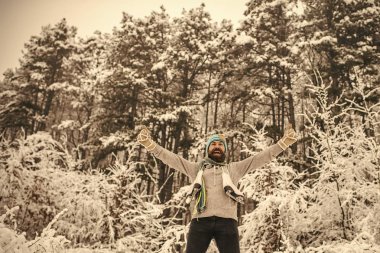 Sakallı mutlu adam tutun paten karlı kış orman, Noel