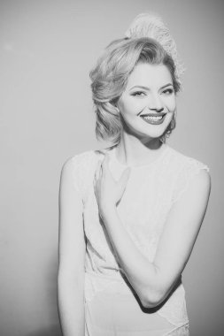 Şehvetli sarışın kız zarif makyaj ile pinup.