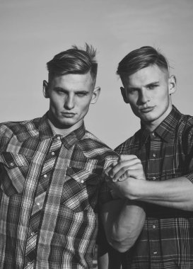 ortaklık ve ikiz erkek destek.