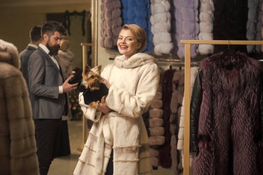 Sakallı müşteri ve kadın kürklü palto alır..