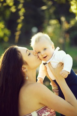 Mutlu sevimli bebek çocuk ve annesi eğleniyor
