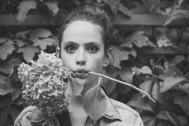 Kız makyaj yüzü ile tutun mavi ortanca ağzına