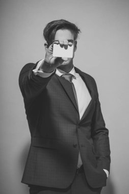 Boş beyaz kartı mockup pembe bir arka plan üzerinde olan adam