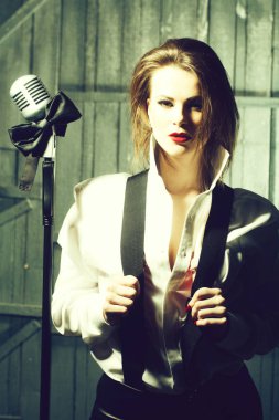 retro kadının mikrofona şarkı