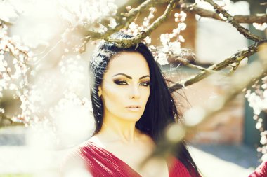 Bahar çiçeği kadınla