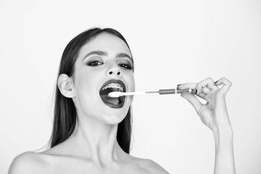 diş diş telleri ve fırça, ile kız moda makyaj vardır