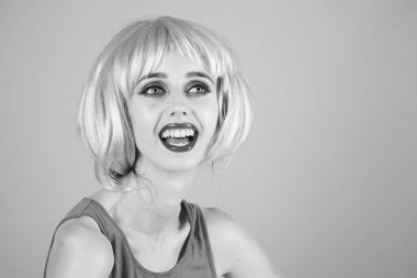 Parlak yapay saç ile gülümseyen kız.