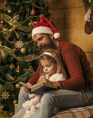 Noel mutlu çocuk ve baba kitap okumak.