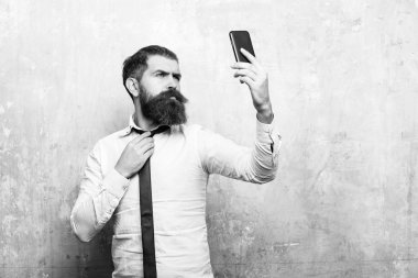 konuşan uzun sakallı