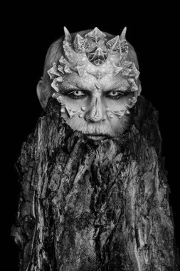 Cin kafasına boynuzlarıyla