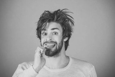 Sakal yeşil arka plan üzerinde damat ile mutlu bir adam.