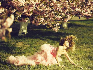 Çim bloom ile üstünde şehvetli kadın