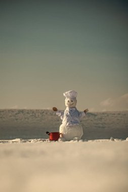 Noel kardan adam çay bardağı sıcak şarap ile kitap okumak