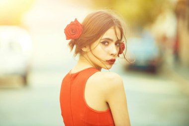 kadın kırmızı dudaklar, şirin, genç yüz makyaj