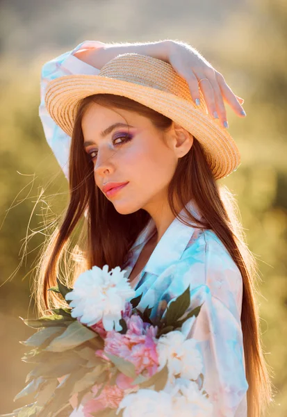 Beleza natural e terapia de spa. flores. Menina de verão com cabelo comprido. rosto e cuidados com a pele. Viaje no verão. Mulher da Primavera. Primavera e férias. Mulher com maquiagem de moda. Positividade expressa — Fotografia de Stock