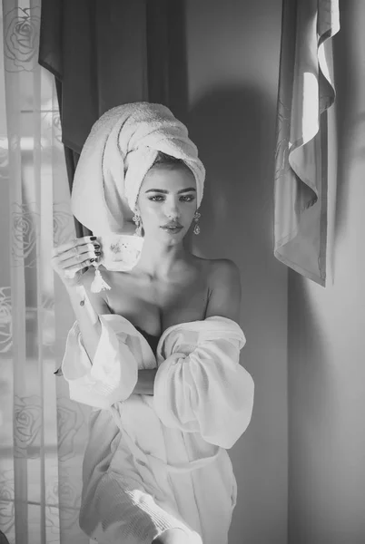 Törülközőt a fejét a lány élvezi a reggeli kávé után zuhany. — Stock Fotó