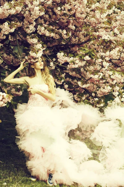 Glamour-Girl in rosa Blüte — Stockfoto
