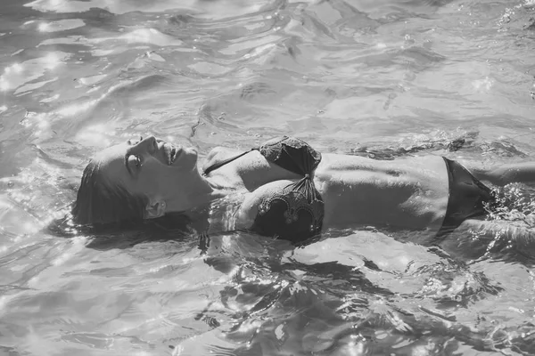 Vacanze estive e viaggi verso l'oceano. La bellezza di donna è idratata in bagno. Rilassatevi nella piscina termale, rinfresco e cura della pelle. Maldive o Miami Beach. Donna sexy sul mare caraibico in Bahamas — Foto Stock