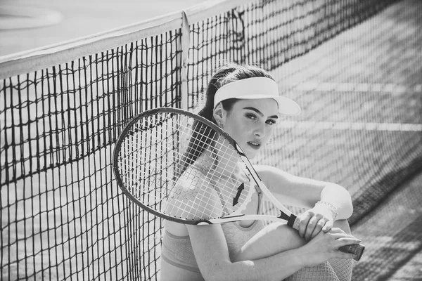 Mulher jogador de tênis usando boné ter descanso — Fotografia de Stock