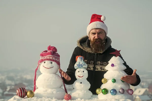 Хіпстер у шапці Санта Клауса відчуває обурення в зимовий день — стокове фото