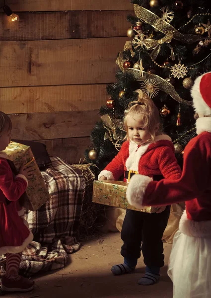 에 크리스마스 나무 산타 클로스 아이. — 스톡 사진