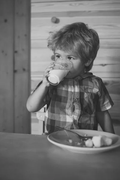小男孩孩子吃早餐的香蕉, 牛奶 — 图库照片
