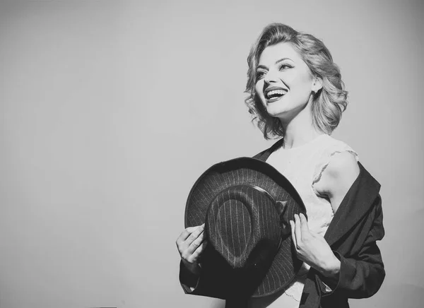 Sensual blond girl in hat with makeup, pinup. — Stock Photo, Image