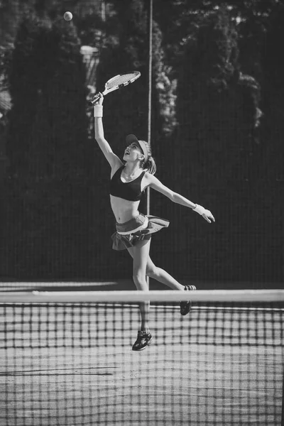 Joueuse de tennis avec raquette sur pelouse — Photo