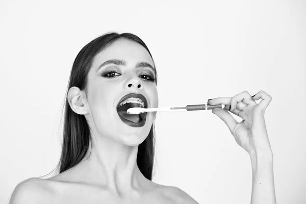 Dívka s zuby rovnátky a štětec, má módní make-up — Stock fotografie