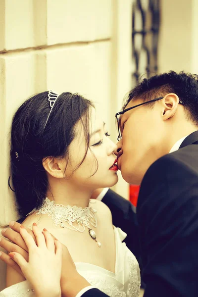 Chinois mignon jeunes mariés — Photo