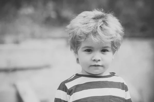 子または穏やかな顔を持つ少年は、ストライプの服を着ています。. — ストック写真