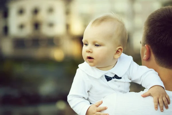 아버지 팔에 귀여운 아기 — 스톡 사진