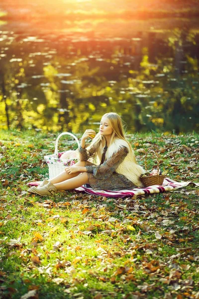 Hübsches Mädchen beim Picknick — Stockfoto