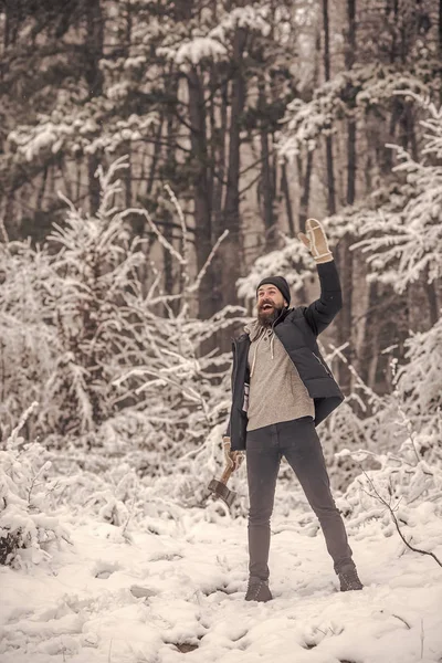 Homem barbudo com machado na floresta nevada . — Fotografia de Stock