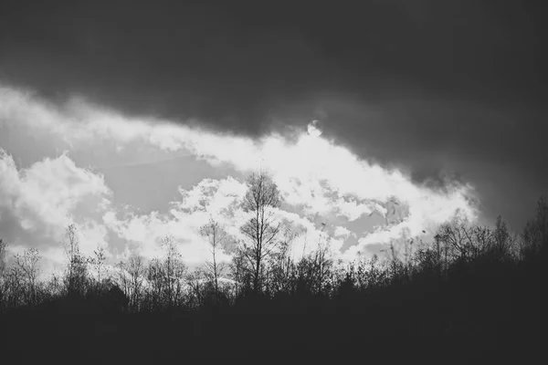 태양은 그것의 방법을 통해 위협적인 구름 하늘에. — 스톡 사진