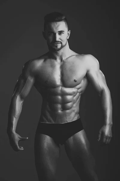 Homem com corpo muscular e tronco . — Fotografia de Stock