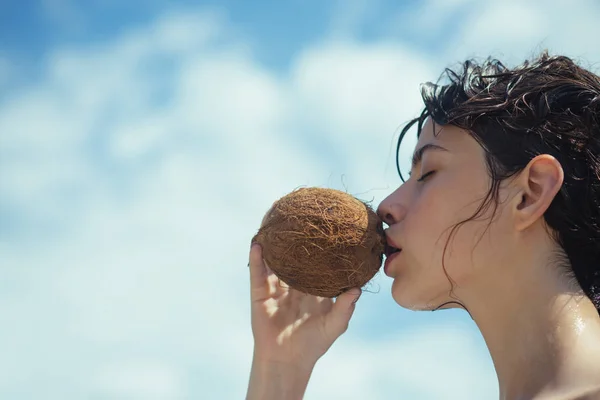 Mujer Bebiendo Jugo Coco Vacaciones Verano Producción Aceite Coco Alimentación —  Fotos de Stock