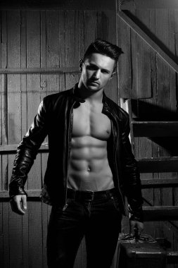 Şık erkek takım elbise çantası ile birlikte