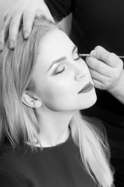 Kızın göz farı makyaj fırça ile adam tarafından