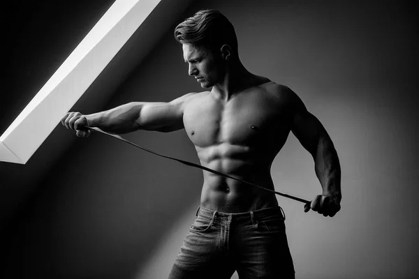 근육 질 남자 벨트 — 스톡 사진
