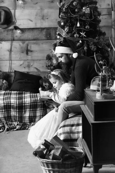 Weihnachten bärtige Vater und Mädchen lesen — Stockfoto